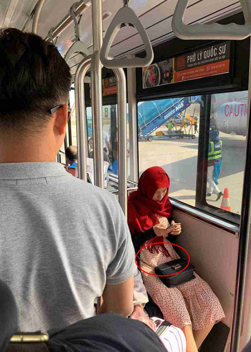 Cách đây không lâu, nữ MC cũng vướng nghi vấn bầu bí vì hình ảnh vòng 2 lùm lùm khi đi xe bus. Ảnh: Thời đại plus