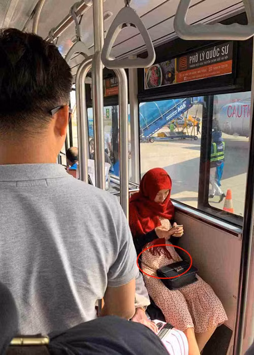 Cách đây không lâu, nữ MC cũng vướng nghi vấn bầu bí vì hình ảnh vòng 2 lùm lùm khi đi xe bus. Ảnh: Thời đại plus