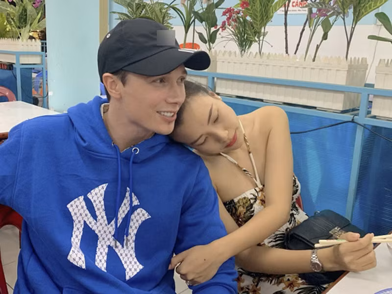 Vợ chồng Hoàng Oanh tình cảm trong một chuyến đi sau đám cưới. Ảnh: Yan