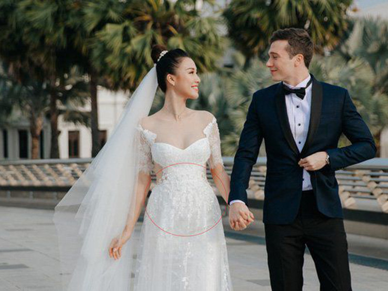 Trong đám cưới, Hoàng Oanh để lộ phần eo không thon gọn và thường dùng hoa cưới để che vòng 2. Ảnh: Thời đại plus