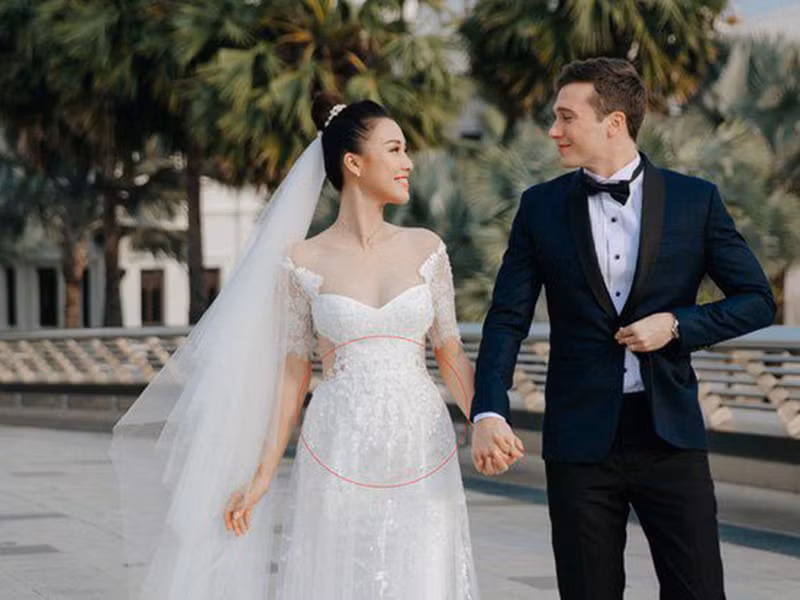 Trong đám cưới, Hoàng Oanh để lộ phần eo không thon gọn và thường dùng hoa cưới để che vòng 2. Ảnh: Thời đại plus