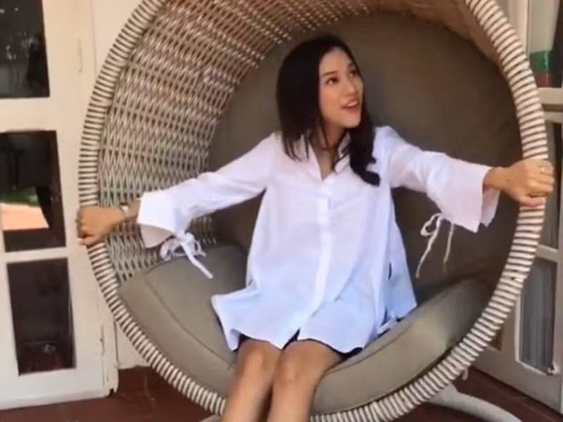 Nữ MC dường như muốn che đi vòng 2. Ảnh: Ngôi sao