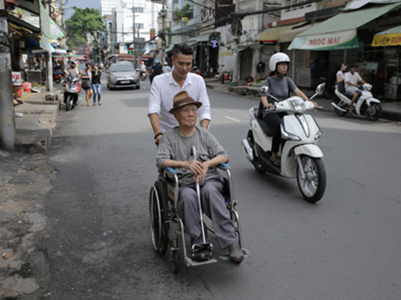Phúc Lâm còn đưa nhạc sĩ ra ngoài đi dạo và uống cà phê. Ảnh: Khám phá