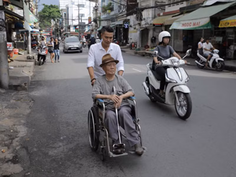 Phúc Lâm còn đưa nhạc sĩ ra ngoài đi dạo và uống cà phê. Ảnh: Khám phá