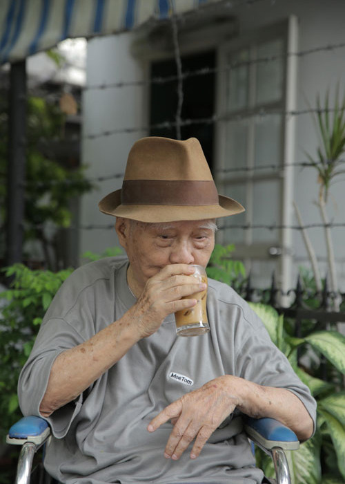 Lão nhạc sĩ cảm kích trước tấm lòng của Phúc Lâm. Ảnh: Khám phá