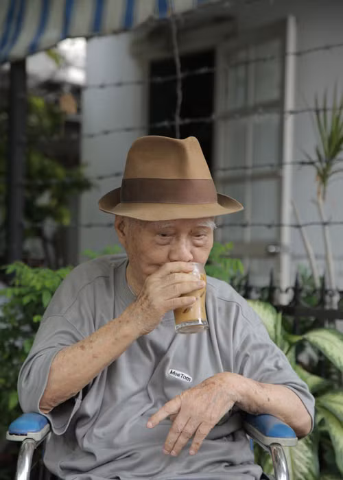 Lão nhạc sĩ cảm kích trước tấm lòng của Phúc Lâm. Ảnh: Khám phá