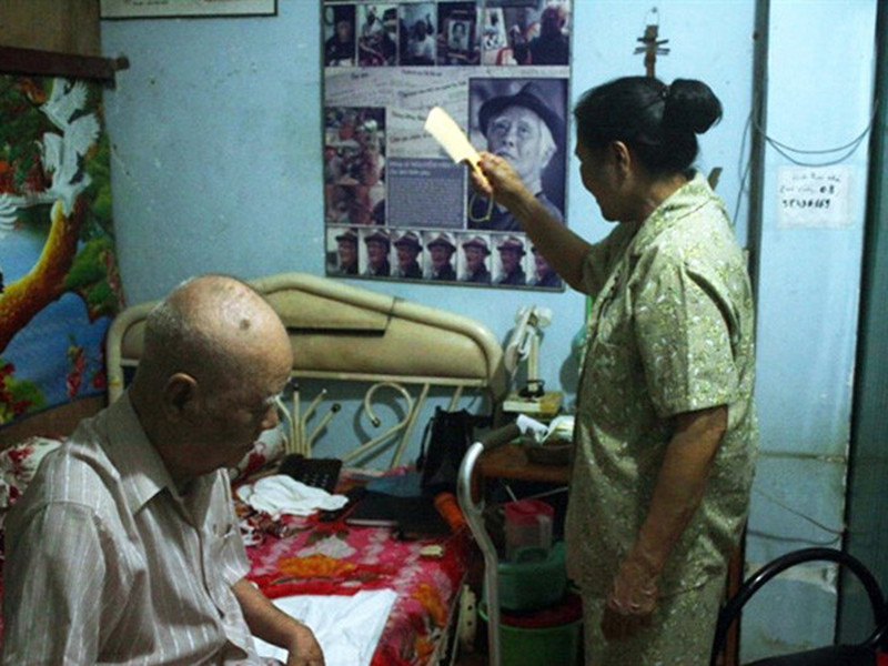 Theo Vietnamnet, nhạc sĩ Nguyễn Văn Tý được chị Thương - cháu người vợ thứ hai chăm sóc trong suốt 30 năm qua. Ảnh: Báo phụ nữ