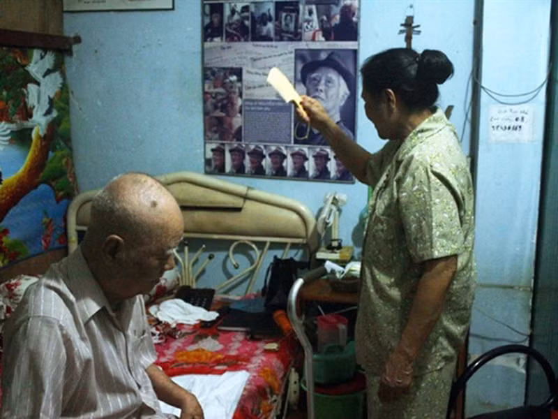 Theo Vietnamnet, nhạc sĩ Nguyễn Văn Tý được chị Thương - cháu người vợ thứ hai chăm sóc trong suốt 30 năm qua. Ảnh: Báo phụ nữ