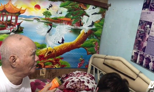 Theo VTC News vào năm 2017, tác giả "Dư âm" dù không còn giữ được trí nhớ vẫn có thể chỉ cho người khác đâu là ảnh của người vợ thứ hai. Ảnh: VTC