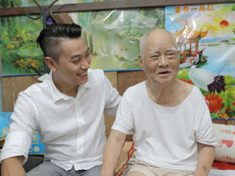 Nhạc sĩ Nguyễn Văn Tý được nhiều thế hệ nghệ sĩ trẻ quan tâm. Trong ảnh, ca sĩ Phúc Lâm tới thăm hỏi, động viên và tặng quà cho nhạc sĩ khi biết ông bị ngã rách da đầu khi tập đi năm 2016. Ảnh: Khám phá