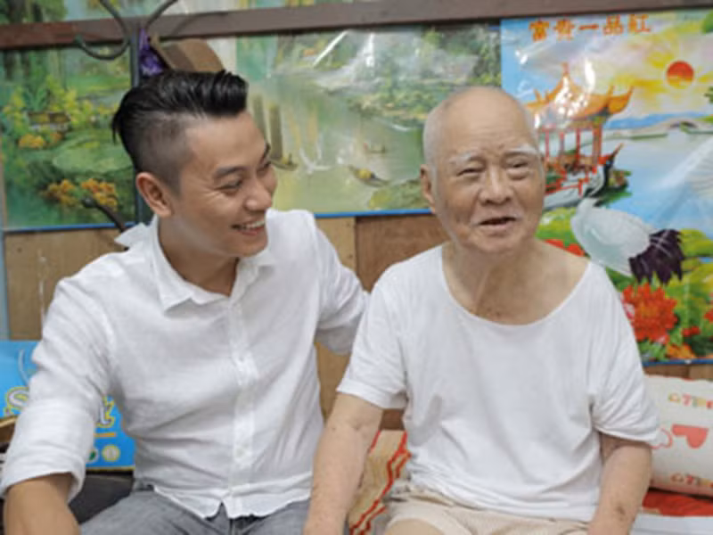 Nhạc sĩ Nguyễn Văn Tý được nhiều thế hệ nghệ sĩ trẻ quan tâm. Trong ảnh, ca sĩ Phúc Lâm tới thăm hỏi, động viên và tặng quà cho nhạc sĩ khi biết ông bị ngã rách da đầu khi tập đi năm 2016. Ảnh: Khám phá