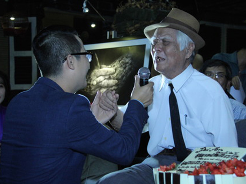 Năm 2016, nhạc sĩ Nguyễn Văn Tý đón sinh nhật bên gia đình và các nghệ sĩ. Trong ảnh, ông hát cùng ca sĩ Hoàng Bách ca khúc "Dư âm". Ảnh: Công an TP HCM