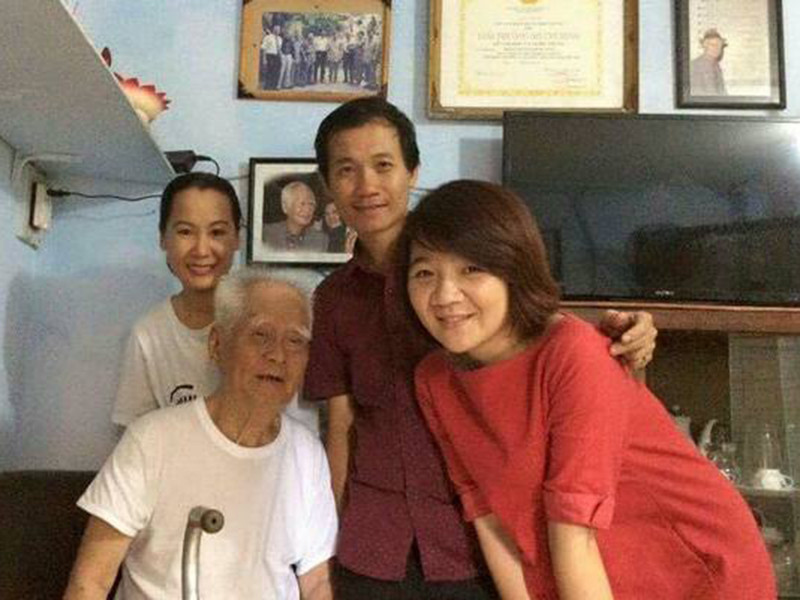 Trong những năm cuối đời, tác giả “Dư âm” ít khi ra khỏi nhà. Trong ảnh, nhạc sĩ Nguyễn Văn Tý được nhà lý luận âm nhạc Nguyễn Quang Long và nhạc sĩ Giáng Sol đến thăm vào năm 2015. Ảnh: Vietnamnet