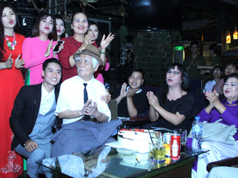 Nhạc sĩ Nguyễn Văn Tý cắt chiếc bánh kem khi bài hát "Happy birthday" vang lên và bày tỏ trước tình cảm của mọi người: “Tôi ước tất cả mọi người đạt nhiều thành công, chúc các bạn thật hạnh phúc". Ảnh: Công an TP HCM