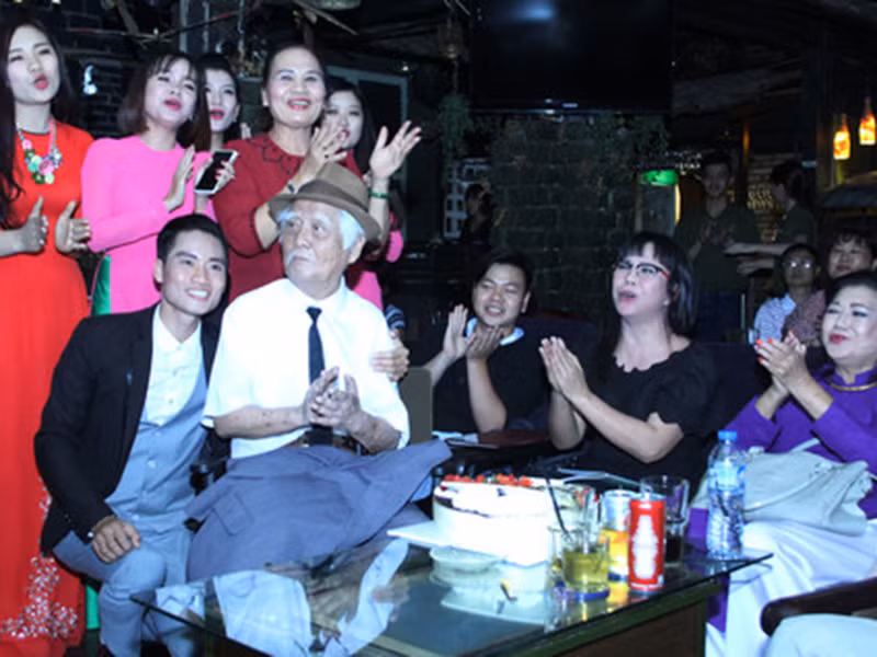 Nhạc sĩ Nguyễn Văn Tý cắt chiếc bánh kem khi bài hát "Happy birthday" vang lên và bày tỏ trước tình cảm của mọi người: “Tôi ước tất cả mọi người đạt nhiều thành công, chúc các bạn thật hạnh phúc". Ảnh: Công an TP HCM