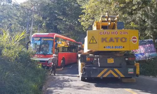 Da Lat: Xe giuong nam roi xuong vuc gan thien vien Truc Lam