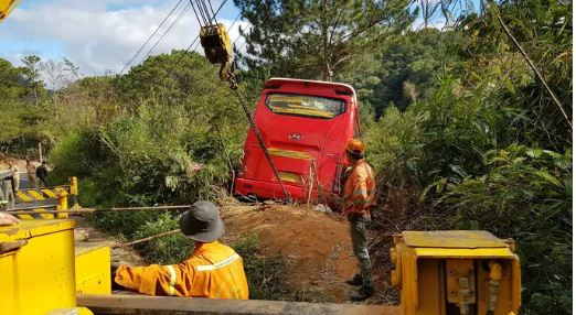 Da Lat: Xe giuong nam roi xuong vuc gan thien vien Truc Lam-Hinh-3