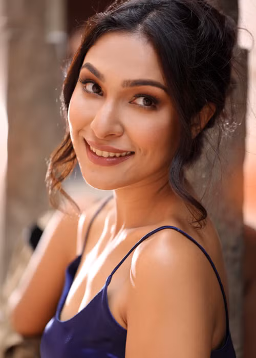 Ngoài đại diện Moldova, người đẹp đến từ Nepal - Anushka Shrestha. cũng có suất vào top 40 chung cuộc bởi là một trong số thí sinh giành chiến thắng ở phần Head to Head. Cô năm nay 23 tuổi, cao 1m65.