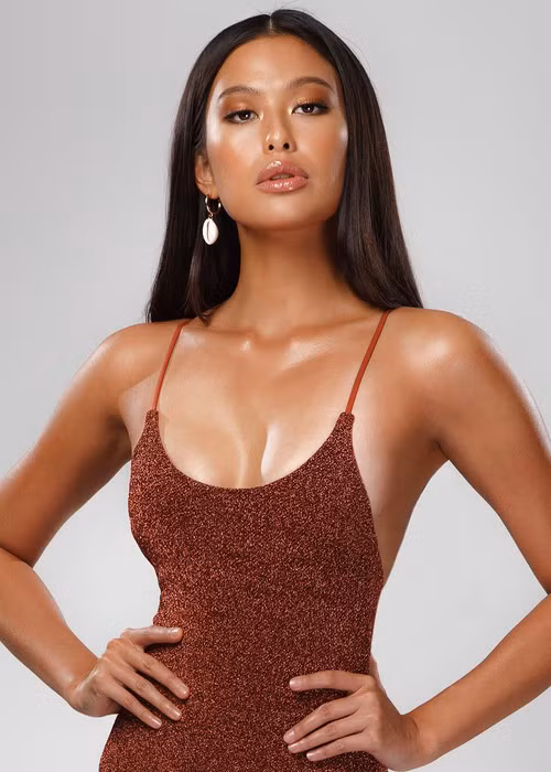 Michelle Daniela Dee năm nay 24 tuổi, cao 1m75. Đại diện Philippines hiện chắc chân vào top 40 sau khi ghi tên mình trong danh sách các thí sinh xuất sắc nhất phần thi Head to Head.