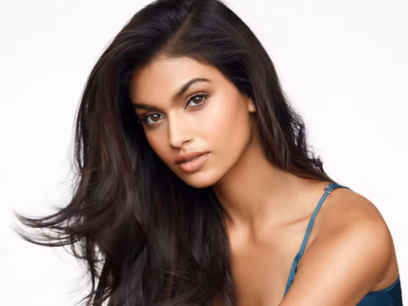 Đến từ Ấn Độ, Suman Ratansingh Rao năm nay 20 tuổi, cao 1m77. Cô lọt top 40 nhờ tài hùng biện ở phần thi Head to head.