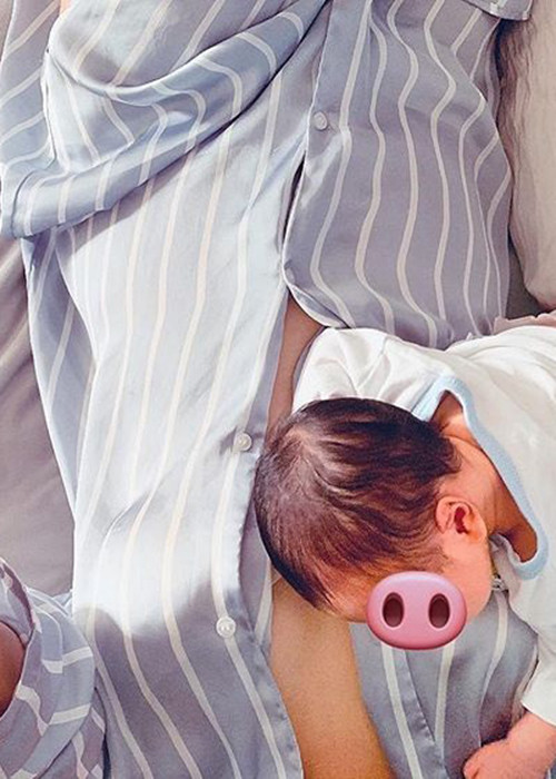 Người đẹp tiết lộ khoảnh khắc con trai ngủ trên ngực sau khi bú sữa.
