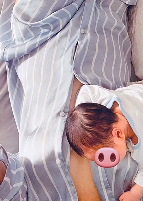 Người đẹp tiết lộ khoảnh khắc con trai ngủ trên ngực sau khi bú sữa.