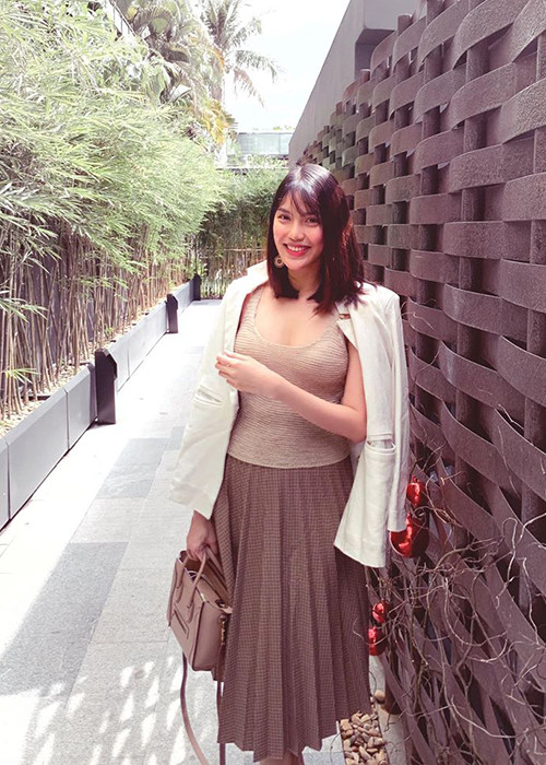 Trong lúc chờ bảo mẫu, Lan Khuê và chồng thay nhau chăm con. Ngoài ra, mẹ đẻ và mẹ chồng của Lan Khuê cũng hỗ trợ vợ chồng cô.