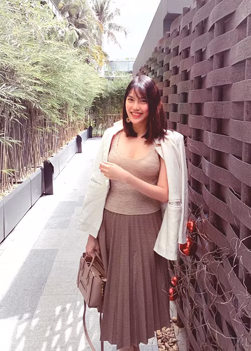 Trong lúc chờ bảo mẫu, Lan Khuê và chồng thay nhau chăm con. Ngoài ra, mẹ đẻ và mẹ chồng của Lan Khuê cũng hỗ trợ vợ chồng cô.