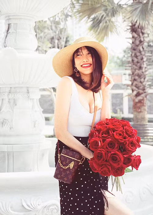 Nàng hoa khôi nhanh chóng lấy lại vóc dáng sau gần 1 tháng sinh con.