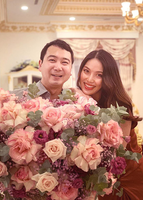 Trong những tháng thai kỳ, Lan Khuê luôn xuất hiện với hình ảnh rạng rỡ. Cô vẫn giữ được vóc dáng gọn gàng và chọn mặc trang phục sành điệu khéo giấu vòng 2.