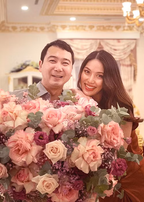 Trong những tháng thai kỳ, Lan Khuê luôn xuất hiện với hình ảnh rạng rỡ. Cô vẫn giữ được vóc dáng gọn gàng và chọn mặc trang phục sành điệu khéo giấu vòng 2.