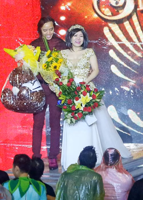 Danh hài Việt Hương chia sẻ, sau khi trải qua những giai đoạn khó khăn, cô rất trân trọng hạnh phúc hiện tại.