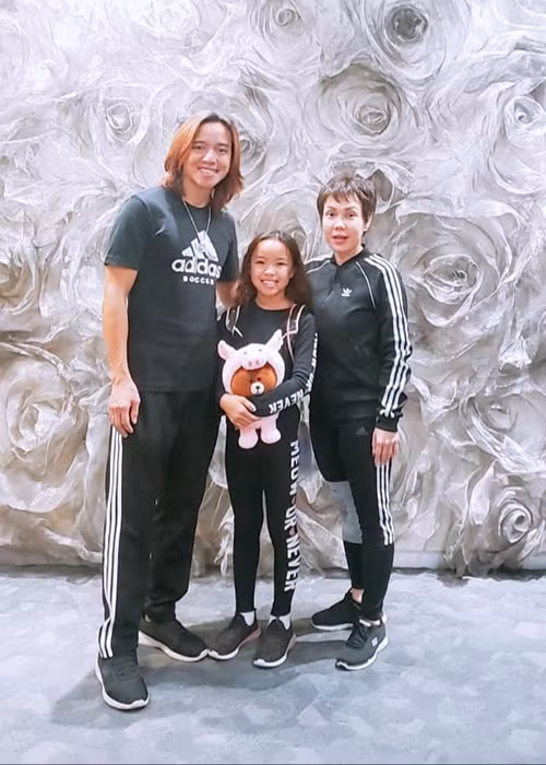 Năm 2005, Việt Hương lần đầu gặp Hoài Phương khi có chuyến lưu diễn ở Mỹ. 2 năm sau, cả hai chính thức “về chung một nhà”.