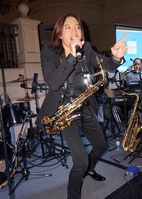 Hoài Phương đã đỗ thủ khoa ngành kèn clarinet, Nhạc viện Hà Nội. Thời còn sinh viên, anh kết hợp cùng ca sĩ Bằng Kiều thành lập nhóm nhạc.