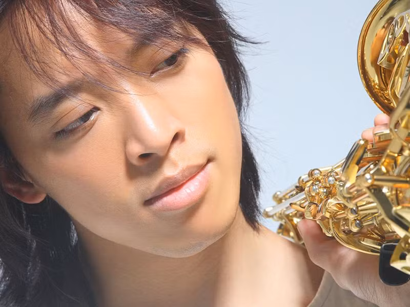 Ông xã của Việt Hương sở hữu khuôn mặt khá lãng tử với mái tóc dài.