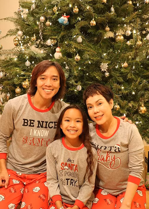 Dịp Giáng sinh, nữ danh hài khoe tổ ấm hạnh phúc kèm lời tâm sự "Cám ơn đời đã cho gia đình con luôn có nụ cười trên môi".