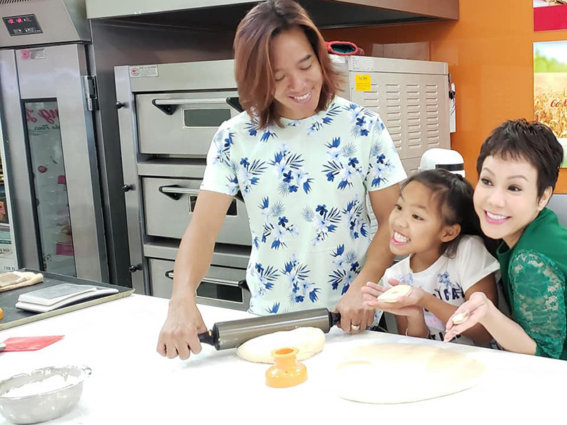 Hạnh phúc thêm viên mãn khi cặp đôi chào đón cô con gái đầu lòng tên Elyza Phương Vy gia nhập tổ ấm vào năm 2009.