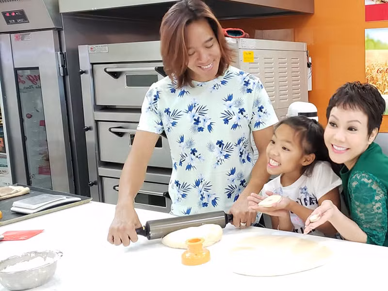 Hạnh phúc thêm viên mãn khi cặp đôi chào đón cô con gái đầu lòng tên Elyza Phương Vy gia nhập tổ ấm vào năm 2009.