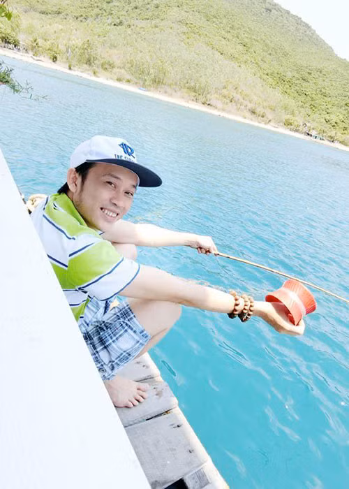 Hoài Linh thích đi câu cá để thư giãn đầu óc, xả stress trong công việc và cuộc sống.