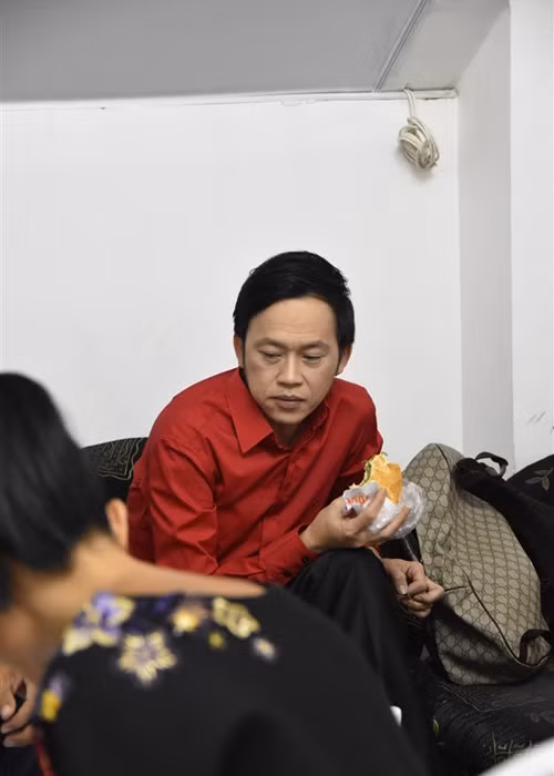 Hoài Linh sẵn lòng ăn tạm, uống vội ở hậu trường.