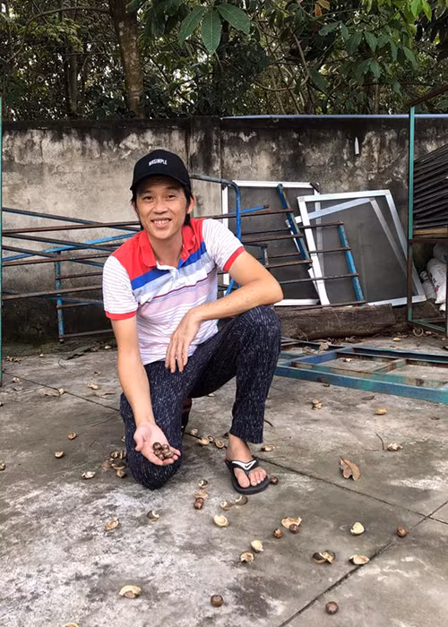 Danh hài thích mặc đồ giản dị như áo bà ba, áo thun, đi dép xỏ ngón.