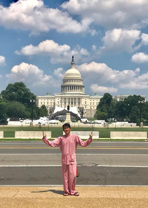 Khi đi du lịch, anh vẫn chọn trang phục quen thuộc là áo bà ba.