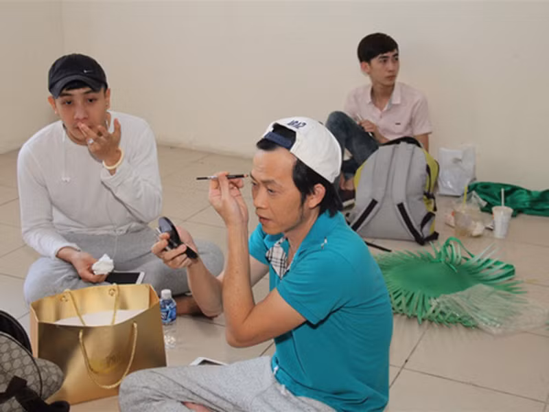 Khi đi diễn, Hoài Linh không cần có ê-kíp hùng hậu. Anh thường tự tay trang điểm ở một góc hậu trường.