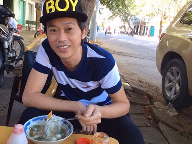 Nam danh hài thích ăn đồ đơn giản như cá kho, mắm và chẳng ngại ăn các món ăn vỉa hè.