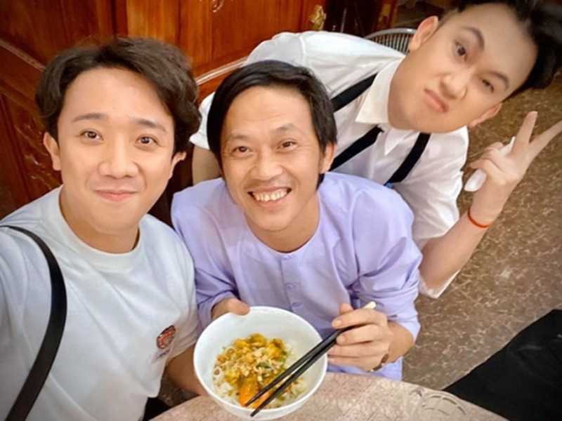 Gần đây, Hoài Linh ăn mừng sinh nhật chỉ với bát mì đơn giản.