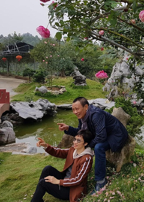 Sau khi MC Lại Văn Sâm nghỉ hưu tại VTV, bà xã của ông mới lộ diện trước công chúng qua những bức ảnh Lại Văn Sâm và Lại Bắc Hải Đăng chia sẻ. Ảnh: VTC