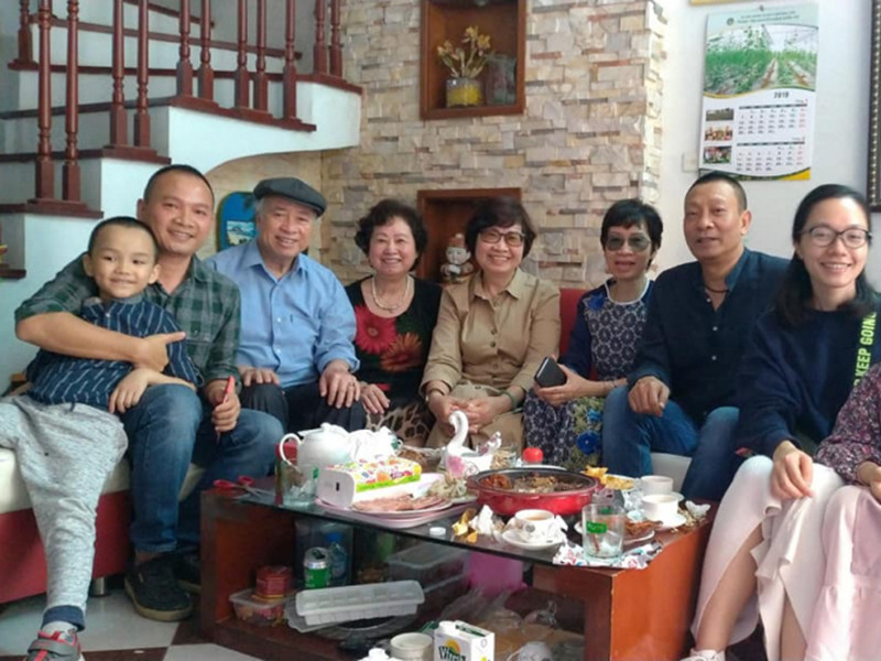 "Thông thường, vợ tôi đưa tôi đến trường quay, lo lắng, chuẩn bị trang phục cho tôi chỉn chu, sau đó cô ấy đi việc của mình. Đến cuối giờ quay, cô ấy lại trở về trường quay cùng tôi ra về", nam MC kỳ cựu chia sẻ. Ảnh: FBNV