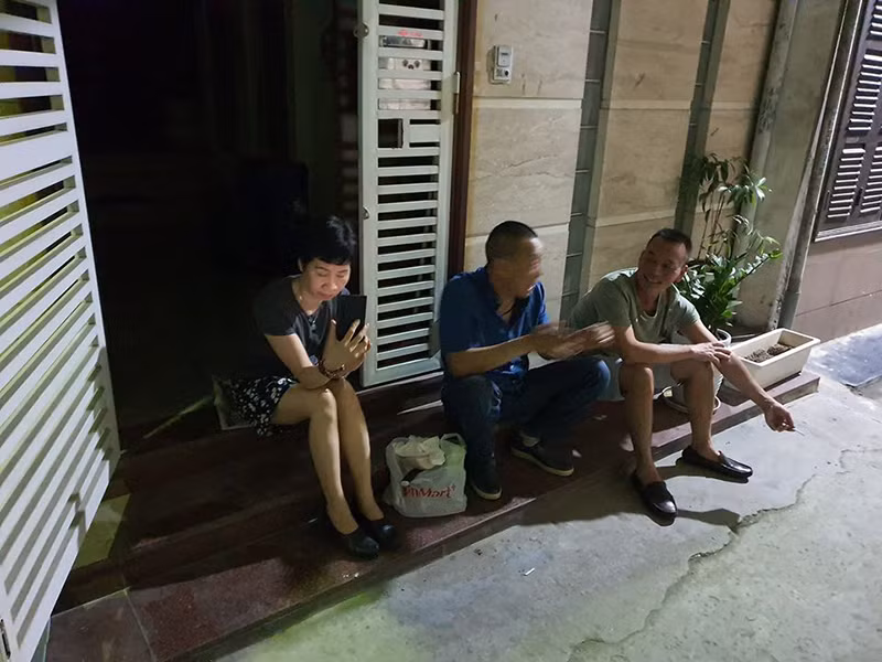 Nhà báo Lại Văn Sâm có cuộc sống giản dị bên vợ con, các cháu. Ảnh: FBNV