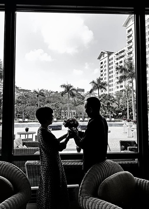 Trong lần hiếm hoi tâm sự về người bạn đời, nhà báo Lại Văn Sâm cho biết, ông chỉ ăn cơm vợ nấu ở nhà và không bao giờ chọn trang phục cho mình mà vợ đưa cái gì, ông mặc cái đó. Ảnh: VTC