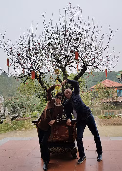 Một trong những hình ảnh tình cảm hiếm hoi được công khai của vợ chồng Lại Văn Sâm. Ảnh: VTC